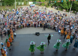 Более тысячи человек отметили День России в астраханском парке «Аркадия»