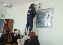 В астраханской школе из вентиляции достали испуганное животное