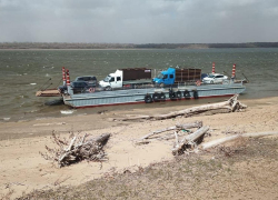 Под Астраханью из-за сильного ветра люди и автомобили застряли на дрейфующем пароме