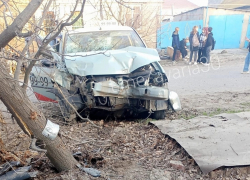 Подростки из Астрахани угнали такси и врезались в дерево