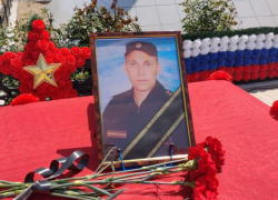 В Икрянинском районе простились с военнослужащим, погибшим при исполнении воинского долга на Украине