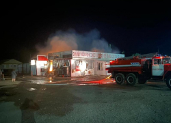 В Астраханской области два часа горело «Клёвое место»