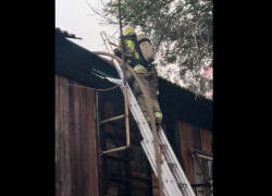 В Астрахани тушат крупный пожар на площади Карла Маркса