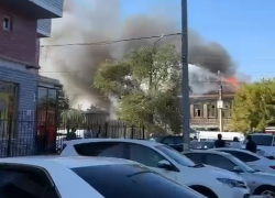 В Астрахани в районе Больших Исад горит дом. Видео