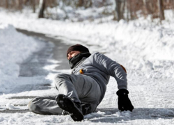 МЧС дало советы астраханцам, как избежать падения в снег и гололед