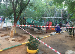 В Астрахани ребенка насмерть придавило плитой на старой полуразрушенной детской площадке