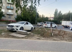 В Астрахани машина выехала на тротуар и сбила двухлетнего ребенка