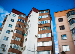 В Астрахани подросток выпал из окна пятого этажа 