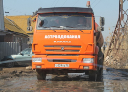 Три дня астраханские коммунальщики устраняют аварию в микрорайоне Бабаевского