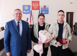 Председатель Думы Астраханской области вручил героям СВО Ордена Мужества