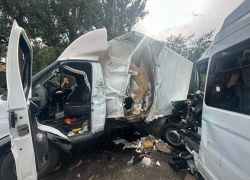 В ДТП с маршруткой и грузовиком пострадали водитель и 80-летняя астраханка