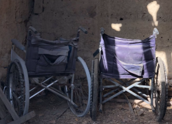 Астраханская прокуратура потребовала выдать инвалиду кресло-коляску