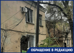У дома номер 27 на площади Заводской в Астрахани протекает крыша