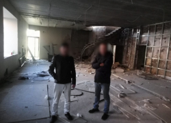 Окна, двери, профнастил: астраханцы обокрали 51-летнюю женщину