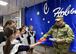 Астраханский Дед Мороз спецназначения привез подарки запорожским детям