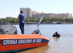 Водолазы «Волгоспаса» исследуют дно на астраханских пляжах