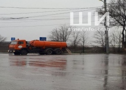 С улиц Астрахани откачивают воду и сливают её на тротуар 