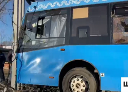 Утром в Астрахани синий автобус врезался в рекламную конструкцию