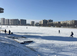 Астраханцы ходили по очень тонкому льду: с опасной зоны их выгнали спасатели