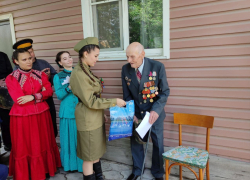 В Астрахани "Фронтовая бригада" спела для 100-летнего ветерана