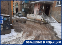 Астраханцы из 57 дома на улице Богдана Хмельницкого с трудом выходят из своего подъезда