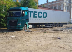 В Астрахани фура увязла в дороге