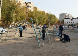 В Астрахани продолжают демонтировать опасные детские площадки