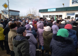 Жители поселка Володарский выходят на улицы, они против передачи водоснабжения в частные руки и закрытия школ