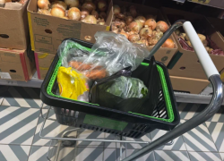 За февраль в Астрахани подорожали еда, книги и сотовая связь