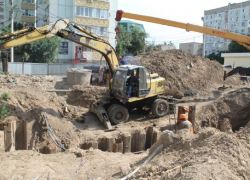 Астраханские коммунальщики устраняют аварию на улице Бориса Алексеева 