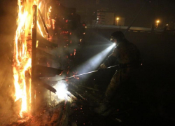 В Астрахани произошел крупный ночной пожар вблизи двух торговых центров