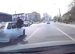 Астраханец высунулся из окна машины и получил штраф 