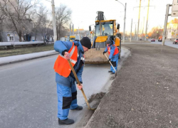 В Астрахани активизировали уборку тротуаров и дорог с приходом весны