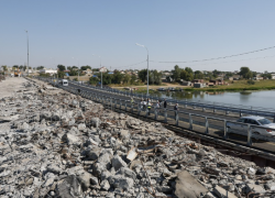 В Астраханской области ремонтируют важный мост и строят уникальную больницу