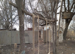 Астраханцы сделали из пожарных шлангов качели