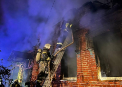 В центре Астрахани на крупном пожаре пострадали мужчина и женщина