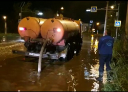 В Астрахани коммунальщики откачали за ночь 380 кубометров дождевой воды