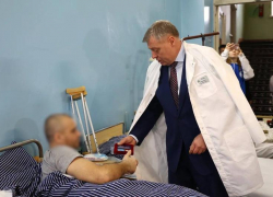 Игорь Бабушкин привез новогодние подарки бойцам в астраханском госпитале