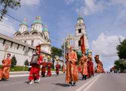 500 верующих астраханцев вышли на Крестный ход в честь праздника 