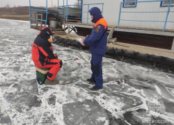 На севере Астраханской области трое мужчин провалились под лед
