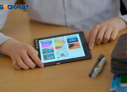 В Астрахани на огромной территории полыхает камыш