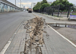 Потребовался всего один водитель, чтобы изуродовать тротуар в Астрахани