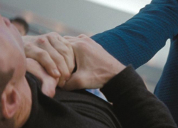 В Астрахани местный житель пытался задушить сотрудника полиции 