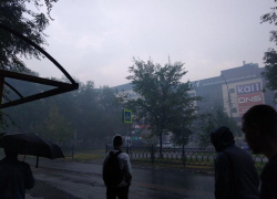 Астраханцы не могут понять, откуда пришли гарь и смог