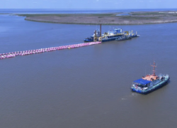 В Астраханской области строят оградительную дамбу для уменьшения заносимости