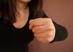 Пьяную астраханку будут судить за драку с полицейским