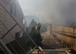 В центре Астрахани 19 огнеборцев тушат крупный пожар