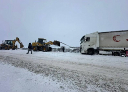 Астраханские госавтоинспекторы спасли водителей из снежного плена