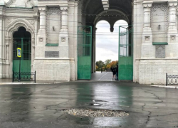 Дыру в асфальте у входа в Астраханский кремль засыпали гравием