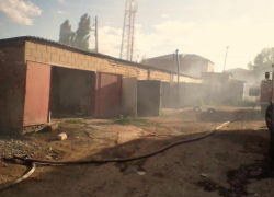 В Астраханской области огонь перешёл с гаража на камышовое поле